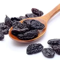 Close-up of plump black raisins, showcasing their rich color and juicy texture.